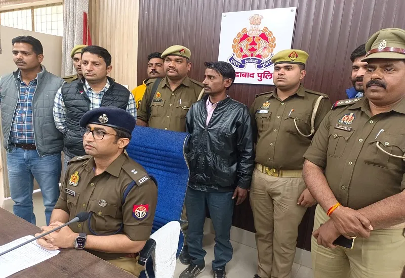 मुरादाबाद : तंत्र-मंत्र के फेर में फंसकर किसान ने गवां दी जान, पुलिस ने भेष बदलकर तांत्रिक को किया बेनकाब...गिरफ्तार