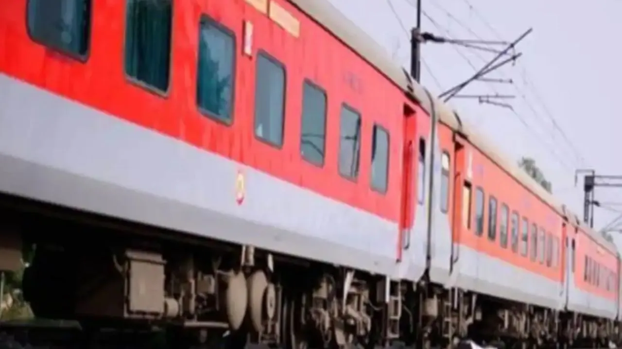 Kanpur: स्पेशल कोच के बाथरूम में घुसते ही सफाईकर्मी ने देखा कुछ ऐसा...निकल पड़ी चीख, जानें पूरा मामला