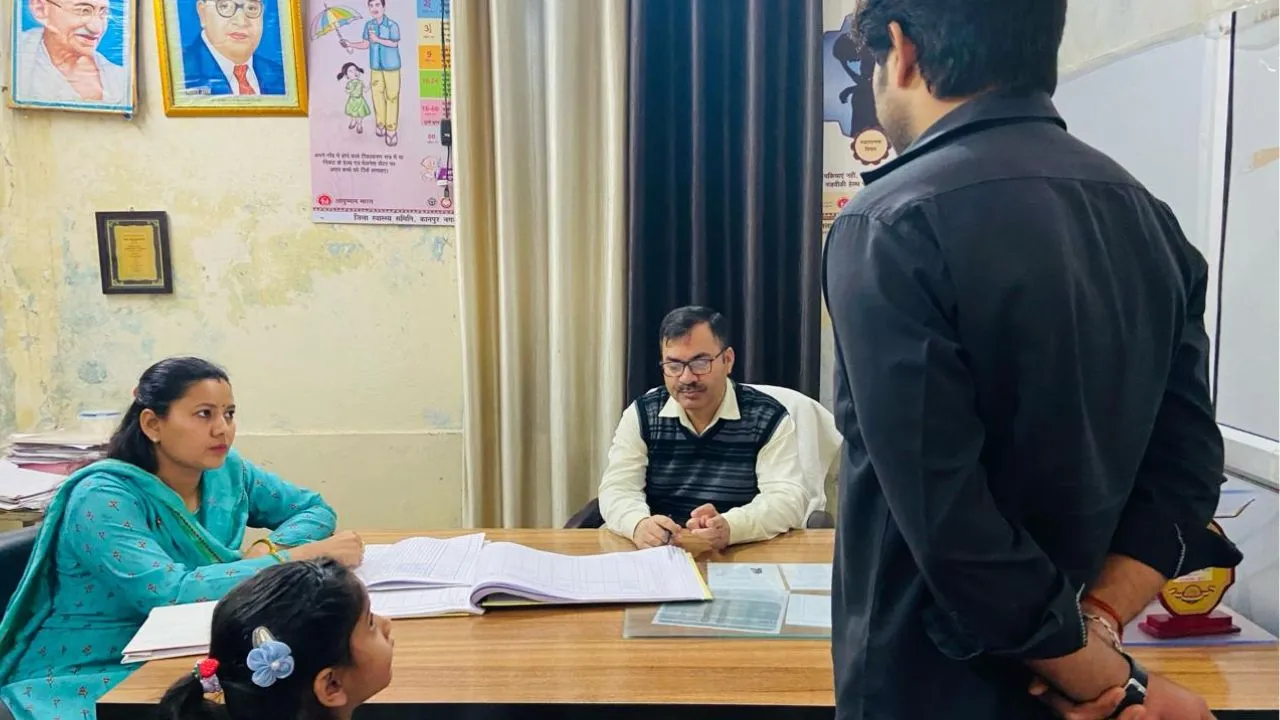Kanpur: 'जीओ पढ़ो, कहीं नहीं लिखा है कि देर से आना मना है'...स्वास्थ्य पर्यवेक्षक ने की एसीएमओ से अभद्रता- जानें पूरा मामला