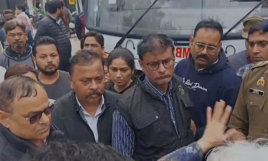Agra: अधिवक्ता की मौत के मामले में एसओ, चौकी इंचार्ज निलंबित, 12 पुलिसकर्मियों पर हत्या का मुकदमा दर्ज
