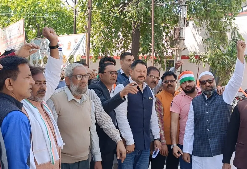 मुरादाबाद : कांग्रेसियों ने कलेक्ट्रेट पर किया प्रदर्शन, सौंपा ज्ञापन