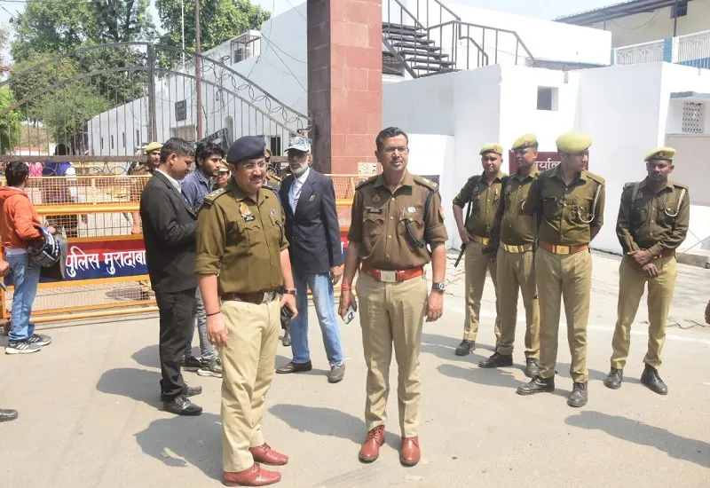 मुरादाबाद : कड़ी सुरक्षा के बीच दूसरे दिन भी चल रही नामांकन प्रक्रिया, चेकिंग के बाद लोगों को मिल रहा प्रवेश