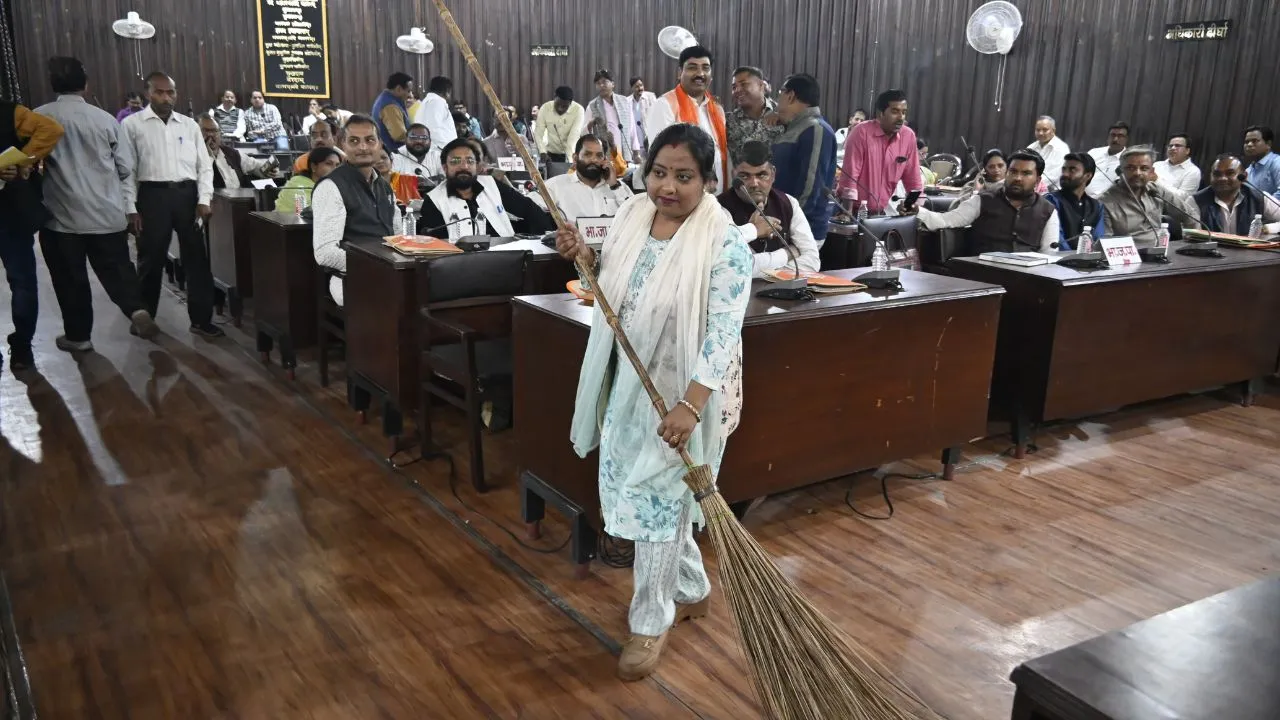 Kanpur: सदन में कांग्रेस पार्षद पहुंची झाड़ू लेकर; कही ये बात... महापौर ने किया छह महीने के लिए निष्कासित