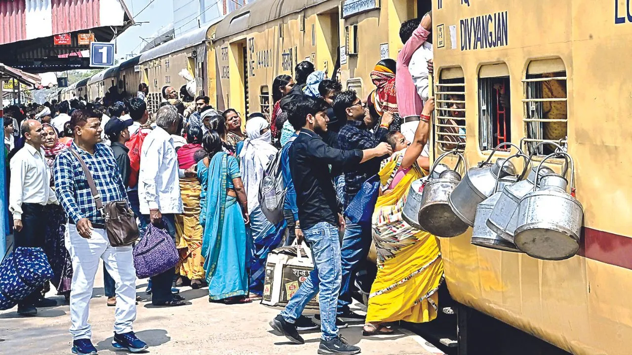 Kanpur: होली पर ट्रेनें ठसाठस, खड़े होने की भी नहीं मिल रही जगह, खिड़कियों पर सामान बांधकर यात्रा कर रहे लोग