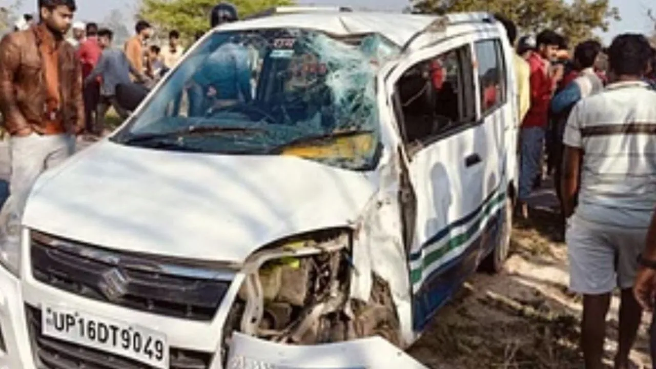 Auraiya: विपरीत दिशा से आ रही तेज रफ्तार कार ने मारी बाइक में टक्कर; बाइकसवार एक छात्र की मौत, दूसरे की हालत गंभीर