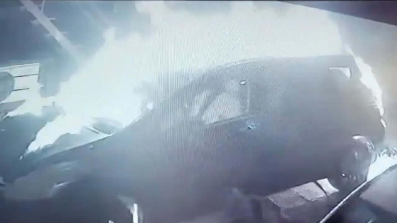 Kanpur: रेस्टोरेंट के बाहर खड़ी कार पर सिरफिरे युवक ने पेट्रोल डाल कर लगाई आग, देखें- VIDEO