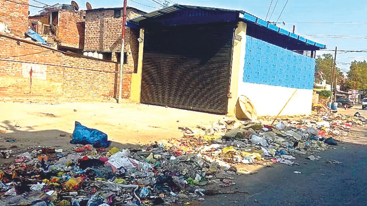 Kanpur: वाह री स्मार्ट व्यवस्था: कूड़ाघरों में कूड़े का कैसे हो सफाया, जब ट्रांसफर स्टेशनों पर ही पड़ा हो ताला...
