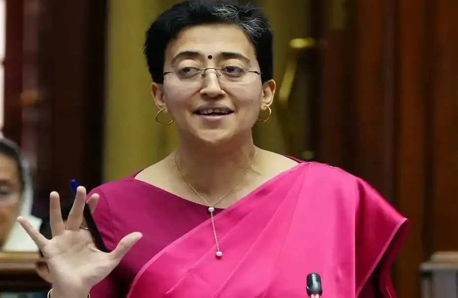 वित्त मंत्री आतिशी ने पेश किया बजट, महिलाओं को हर महीने 1000 रूपये देगी दिल्ली सरकार 