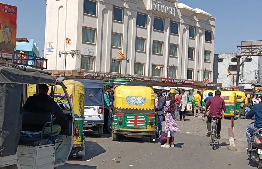 Bareilly News: उगाही का चल रहा खेल, सर्क्युलेटिंग एरिया में लोगों से की जा रही टोल टैक्स की तरह वसूली 