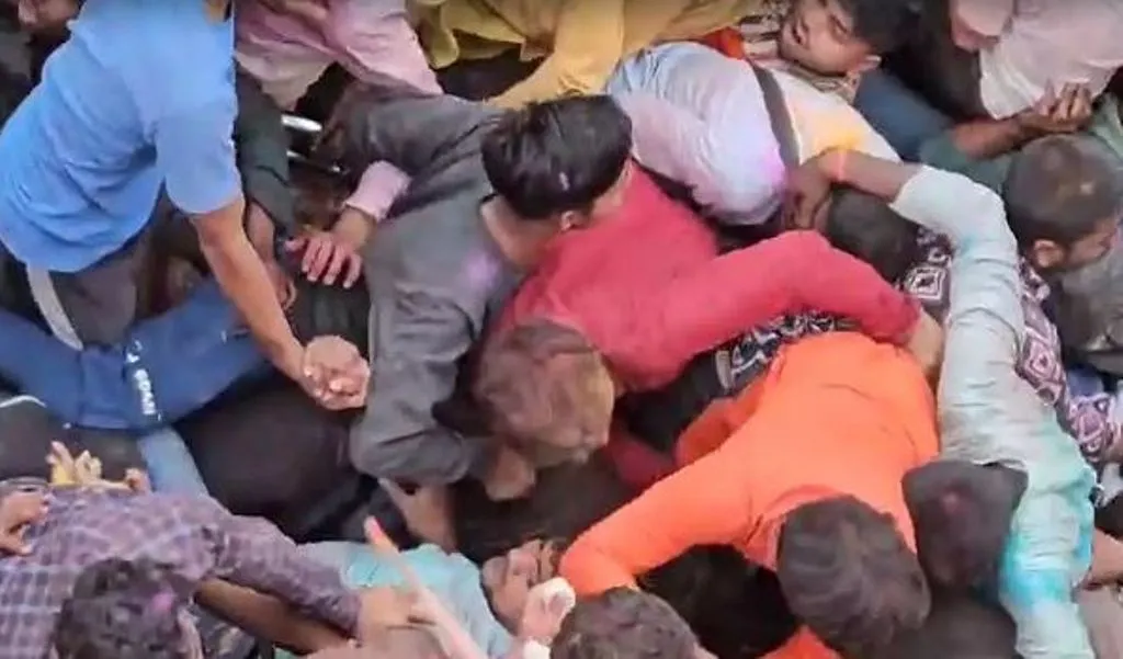 मथुरा: बरसाना के राधा रानी मंदिर में हादसा, 20 से अधिक श्रद्धालु घायल 