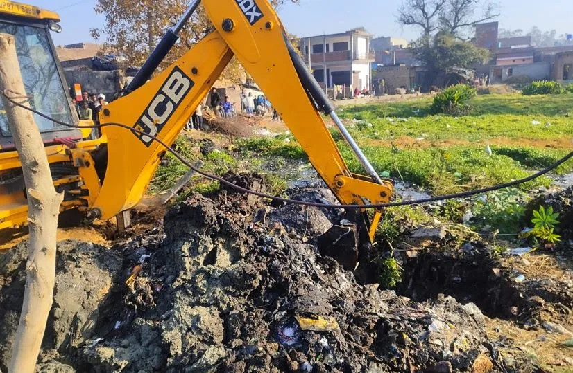 Bareilly News: पऊनगला के तालाब की खोदाई शुरू, एक गाय का शव निकाला बाहर 