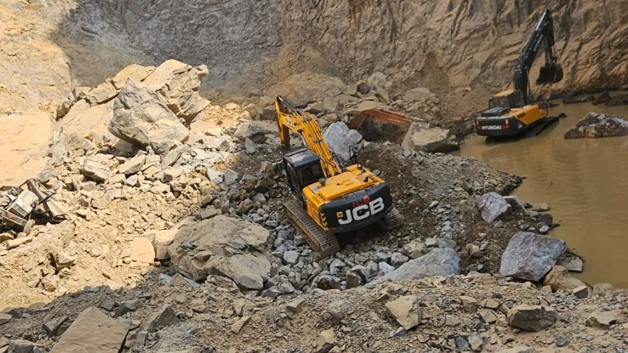 Mahoba News: पहाड़ का टीला धसकने से खदान में काम कर रहे चार श्रमिकों की मौत...हादसे के बाद मची भगदड़