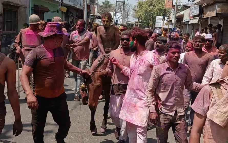 शाहजहांपुर:  मानवता शर्मसार...छोटे लाट साहब जुलूस में युवक को निर्वस्त्र कर खच्चर पर बैठाकर क्षेत्र में घुमाया