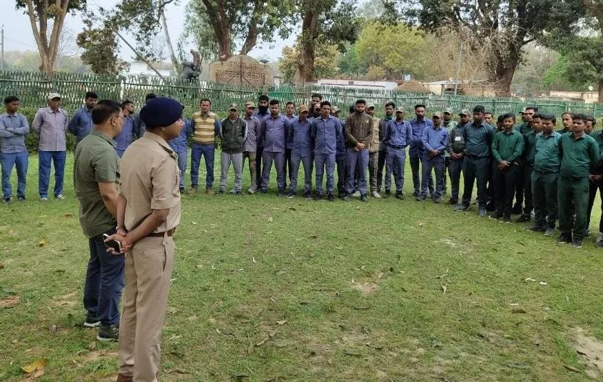 पीलीभीत: बाघ दिखाने में इतना रम गए टाइगर रिजर्व के जिप्सी चालक, कायदे कानून भूलकर कर रहे घेराबंदी...अफसर गंभीर  