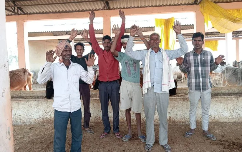 शाहजहांपुर: बिना वेतन कैसे मनाएं होली, गोपालकों ने किया प्रदर्शन