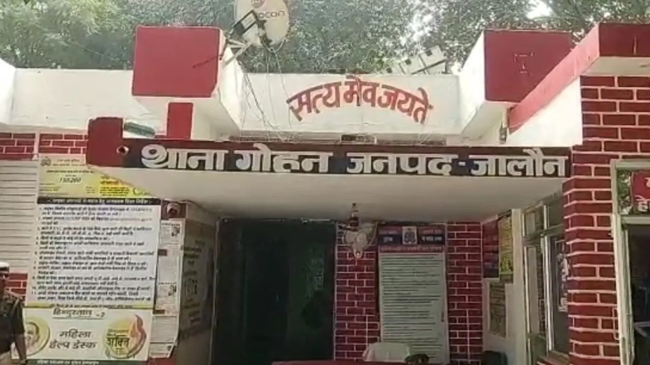 Jalaun: बाजार से लौट रहे तीन बाइक सवारों को वाहन ने रौंदा...दो की मौत, टक्कर के बाद वाहन के उड़े परखच्चे