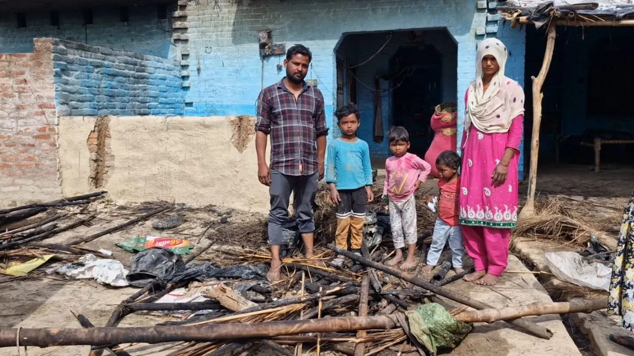 Etawah: खाना बनाते समय लगी आग, दो घरों में मचा हाहाकार, गृहस्थी का कीमती सामान पूरी तरह जलकर हुआ खाक