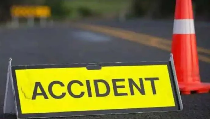 आगरा: तेज रफ्तार ट्रक ने मासूम को कूचला, आक्रोशित ग्रामीणों ने जाम लगाकर की वाहनों में तोड़फोड़