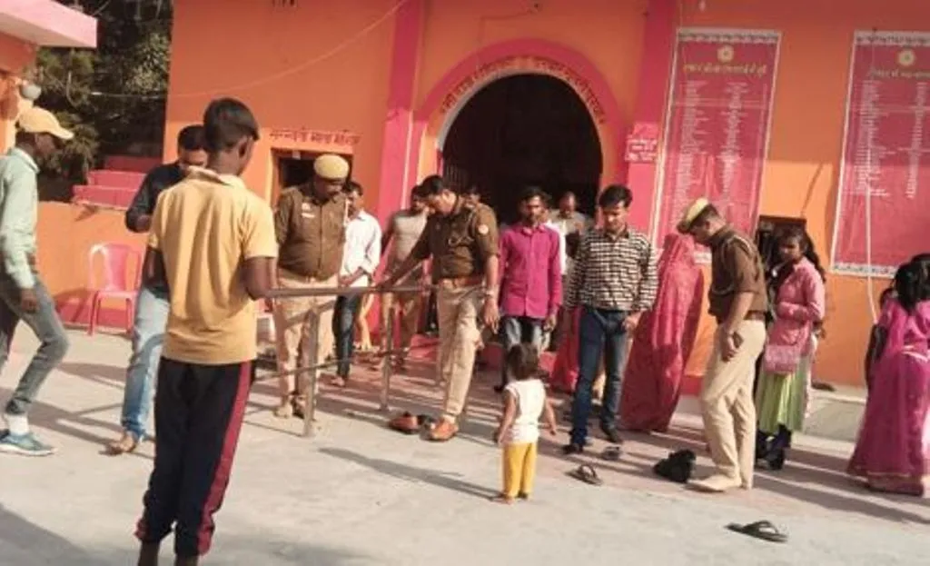 लखीमपुर-खीरी: पुजारी ने जीभ काटकर देवी मां के चरणों में चढ़ाई, हालत गंभीर 