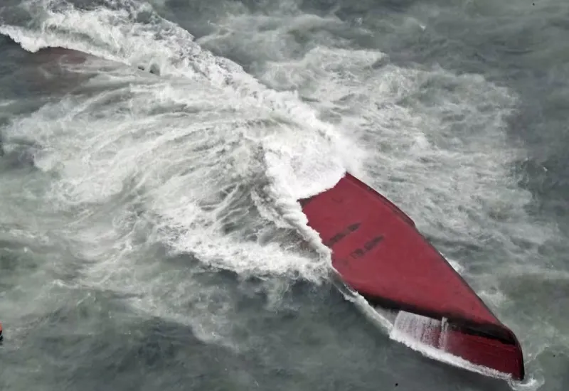 जापानी जल क्षेत्र में दक्षिण कोरियाई टैंकर के पलटने से सात लोगों की मौत, दो लापता 