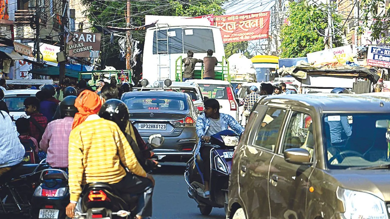 Kanpur: पार्किंग व यूरिनल समस्या से त्रस्त जवाहर नगर बाजार; अतिक्रमण से गुम हुए फुटपाथ, घंटों लगता जाम