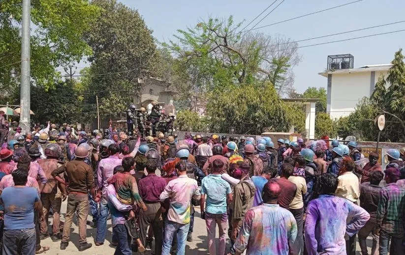 शाहजहांपुर: कड़ी सुरक्षा के बीच निकले लाट साहब के जुलूस, जूतों-चप्पलों से हुआ स्वागत