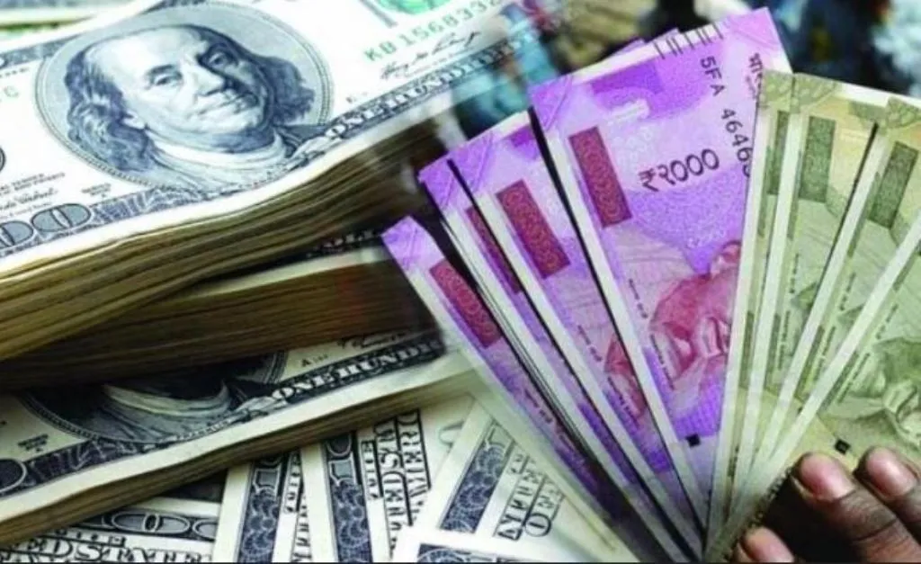 शुरुआती कारोबार में अमेरिकी डॉलर के मुकाबले रुपया दो पैसे गिरकर 82.92 पर पहुंचा 