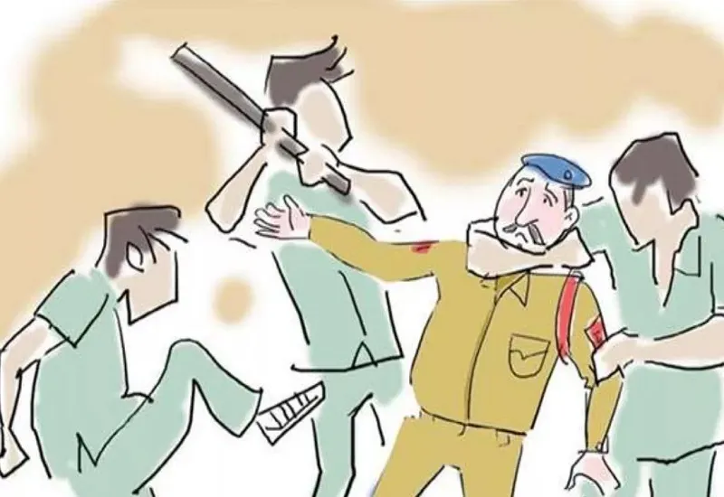 अमरोहा : झगड़ा निपटाने पहुंची पुलिस टीम पर हमला, किसी तरह वहां से भागकर बचाई जान