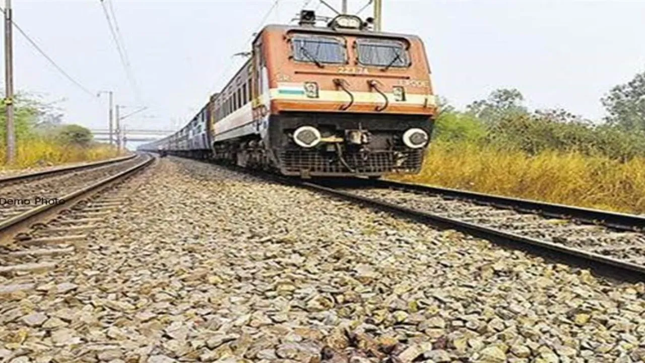 Kanpur Dehat: ट्रेन की चपेट में आकर बुजुर्ग की मौत; रेलवे ट्रैक पार करते समय हुआ हादसा, परिजनों में मचा कोहराम