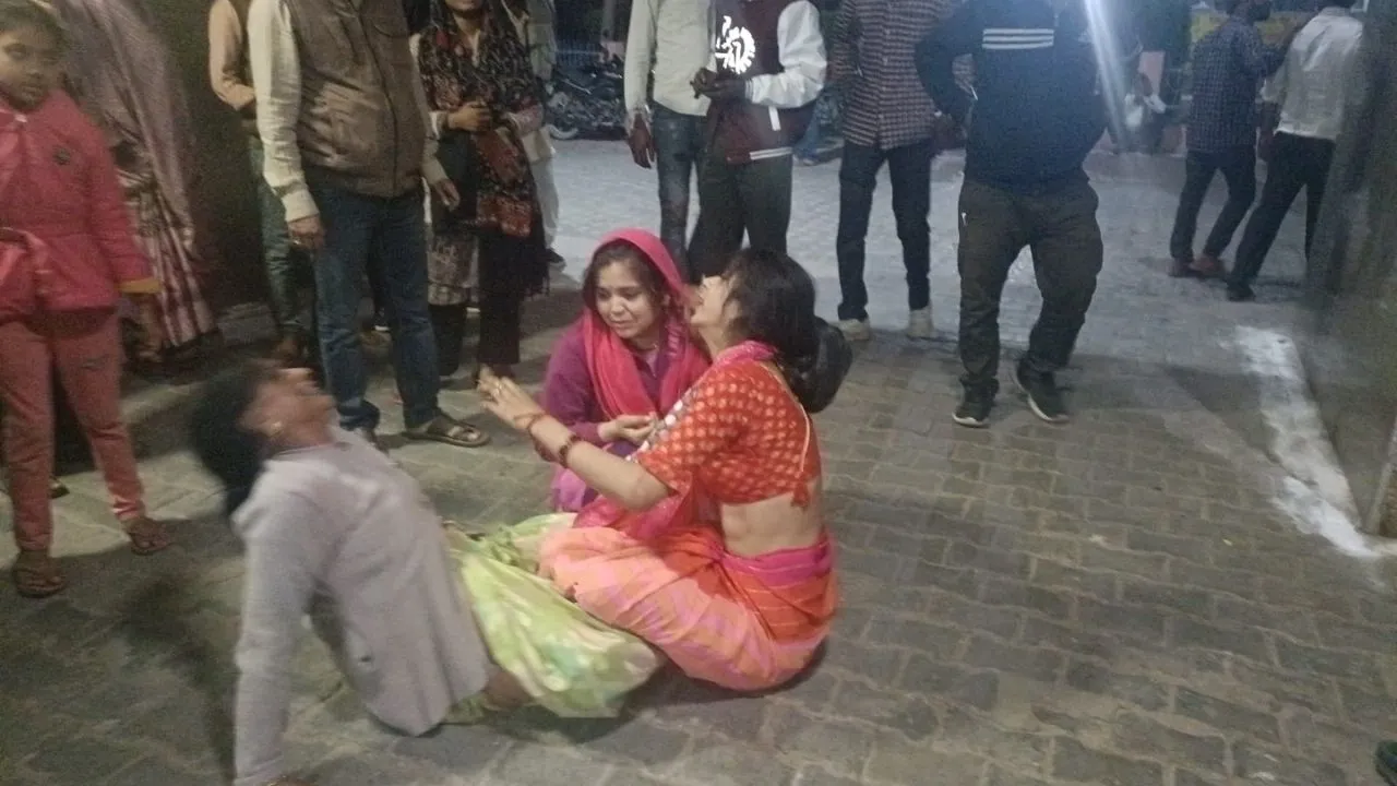 Farrukhabad: तेज रफ्तार ट्रैक्टर ने मारी बाइक में टक्कर; हादसे में डॉक्टर व मरीज की मौत...जानें मामला