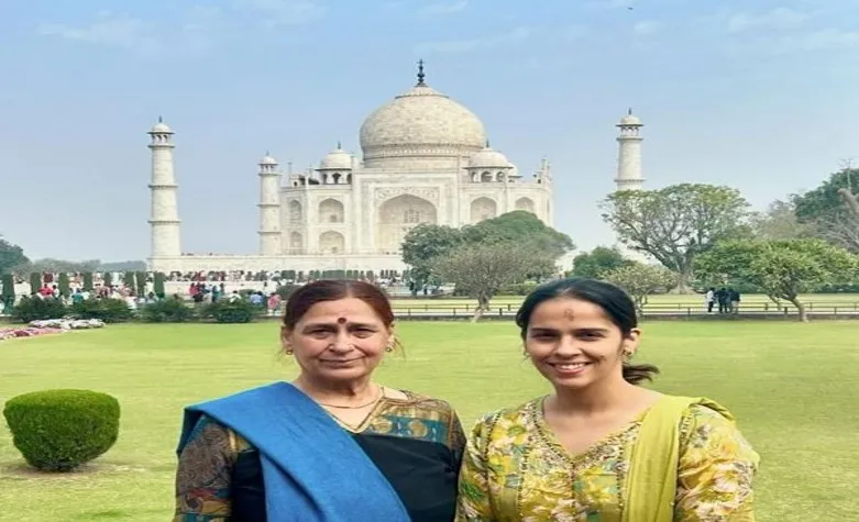 आगरा पहुंचीं बैडमिंटन खिलाड़ी साइना नेहवाल, अपनी मां के साथ ताजमहल के किए दीदार