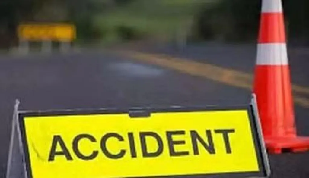 आंध्र प्रदेश में भीषण सड़क हादसा, सड़क किनारे खड़े ट्रक से टकराई कार...नवविवाहित दंपति सहित पांच लोगों की मौत 