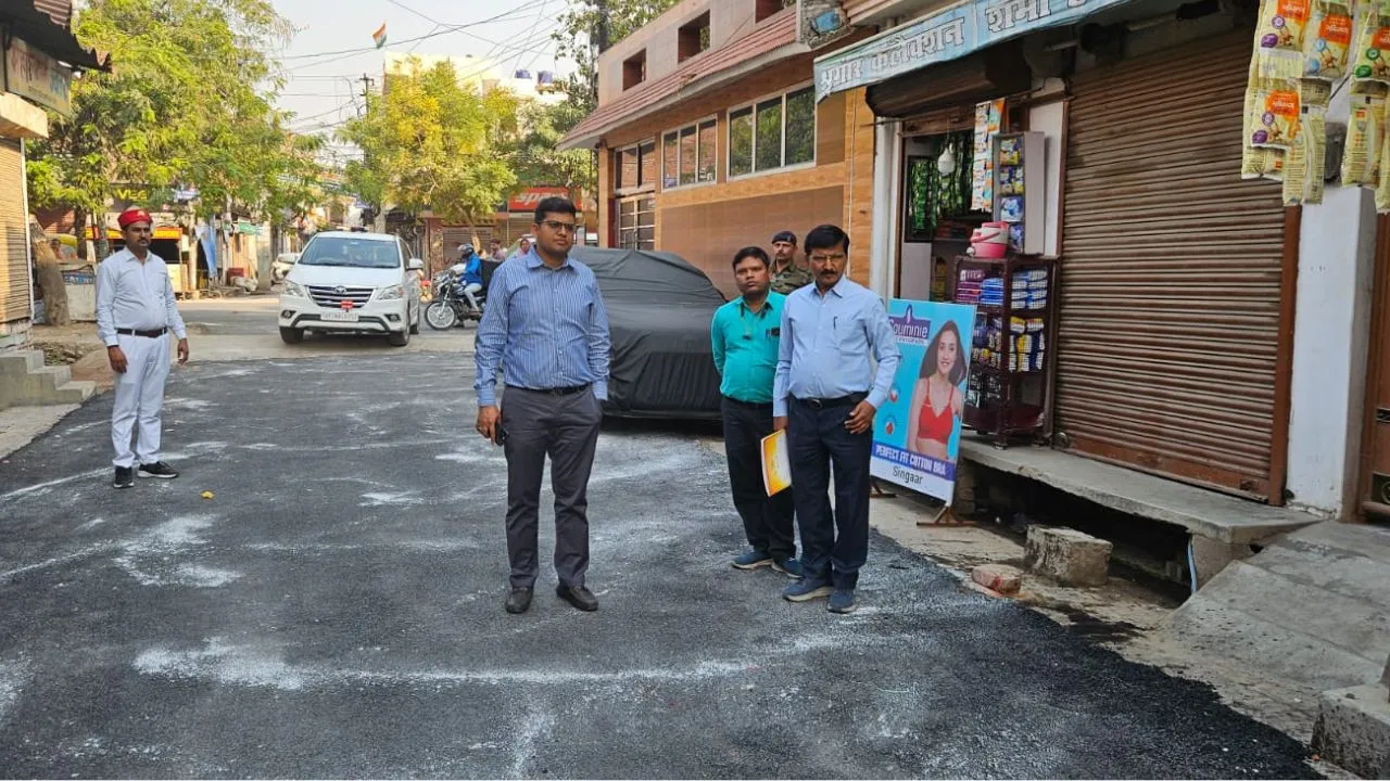 Kanpur News: पैचवर्क उखड़ने पर ठेकेदार पर लगा जुर्माना; नगर आयुक्त ने लापरवाही पर अवर अभियंता से मांगा जवाब