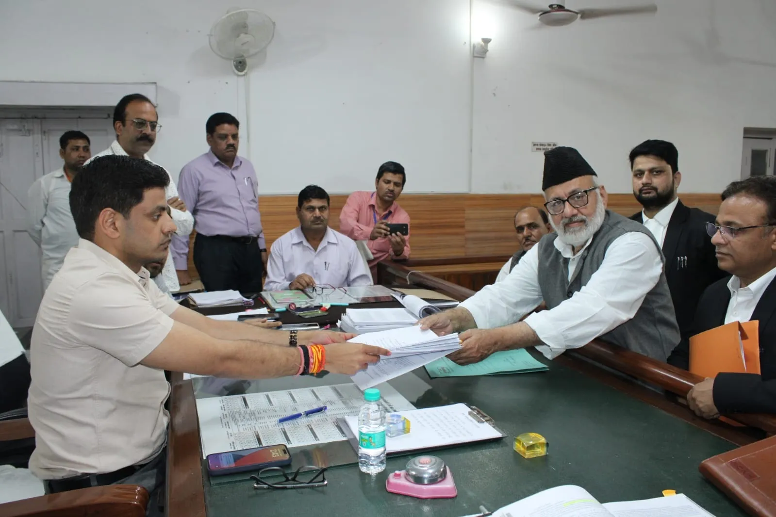 नामांकन पत्र जमा करते सपा प्रत्याशी आसिम राजा