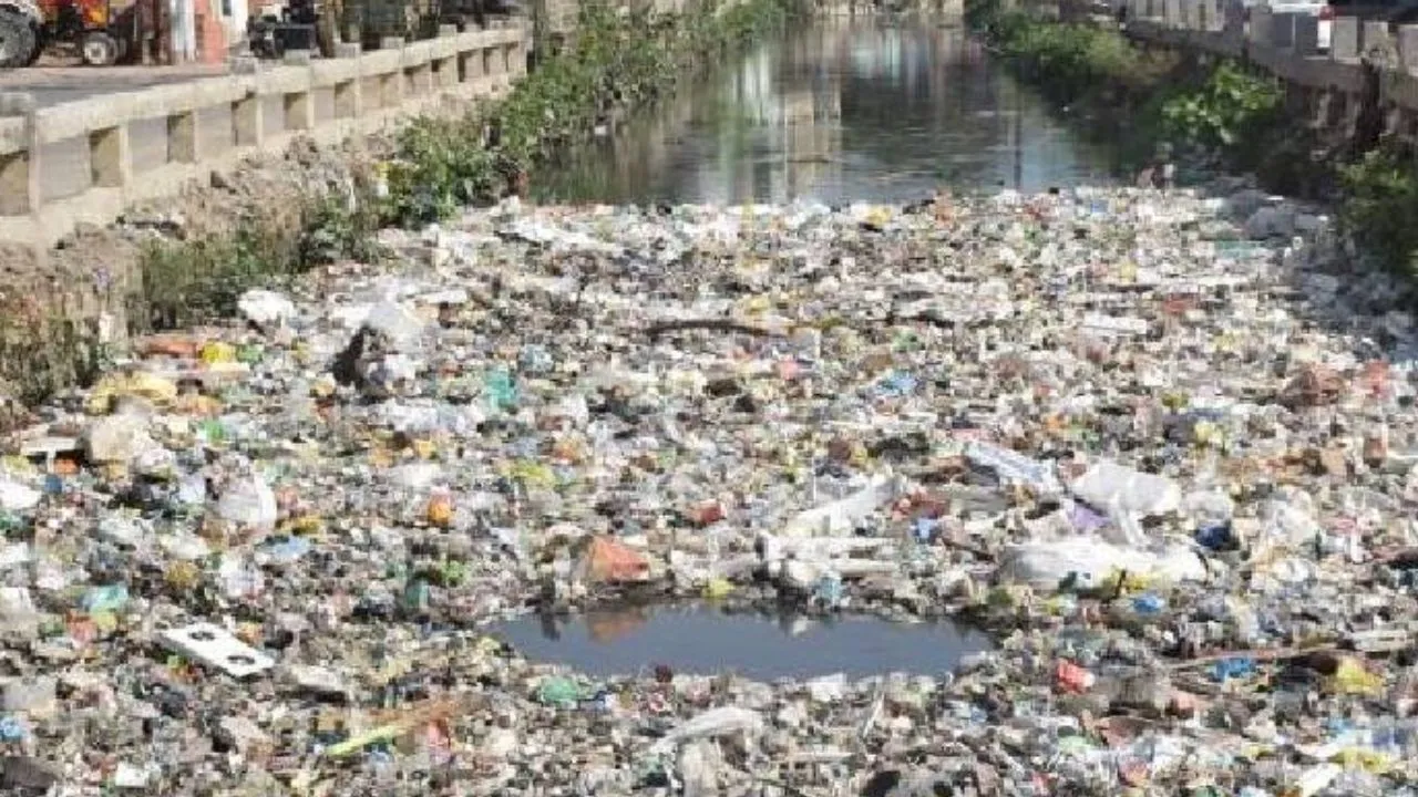 Kanpur News: नाला सफाई में अनुबंध न करने पर फर्मों को नोटिस...आचार संहिता के फेर में फंस गये कई कार्य