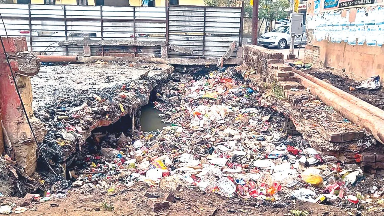 Kanpur: शहर में पांच करोड़ से 224 बड़े नालों की होगी सफाई; वर्क आर्डर जारी होने के बाद ठेकेदारों ने शुरू कराया काम 