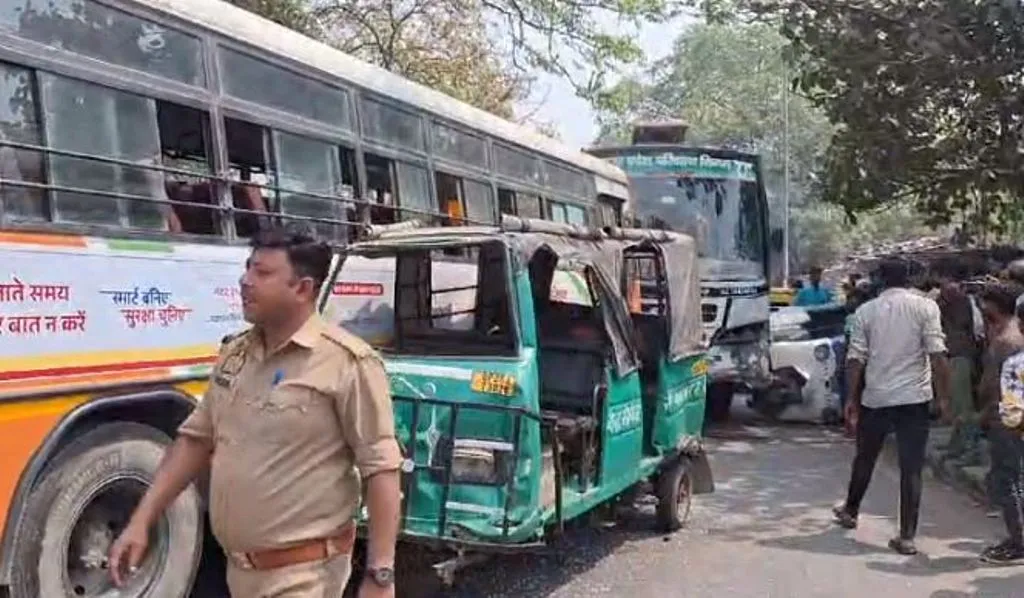 Bareilly News: किला ओवरब्रिज पर रोडवेज की 2 बसों में जोरदार टक्कर, ई-रिक्शा और ऑटो भी क्षतिग्रस्त, कई लोग घायल