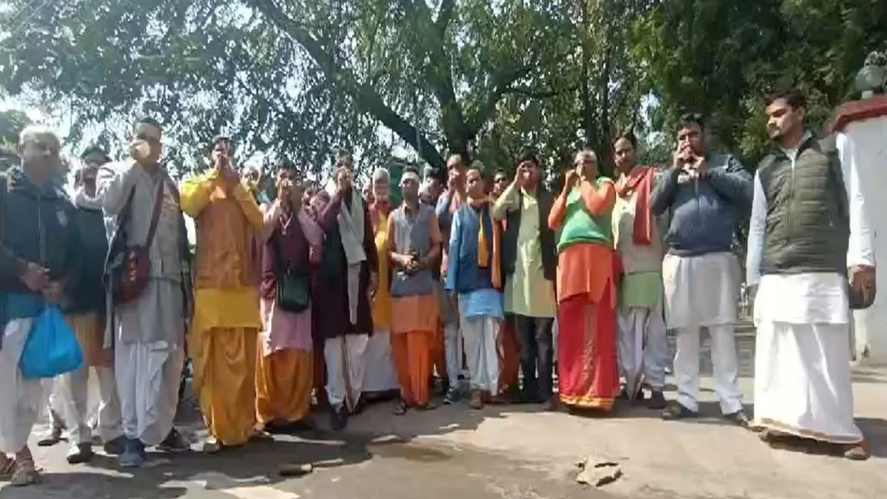 लखनऊ: सिपाही की पिटाई से नाराज पुरोहितों ने प्रदर्शन कर लगाई न्याय की गुहार