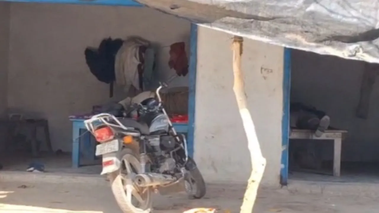 Kannauj: ड्यूटी पर तैनात पुलिसकर्मी खर्राटे मारते आए नजर...सोशल मीडिया में Video हो रहा वायरल