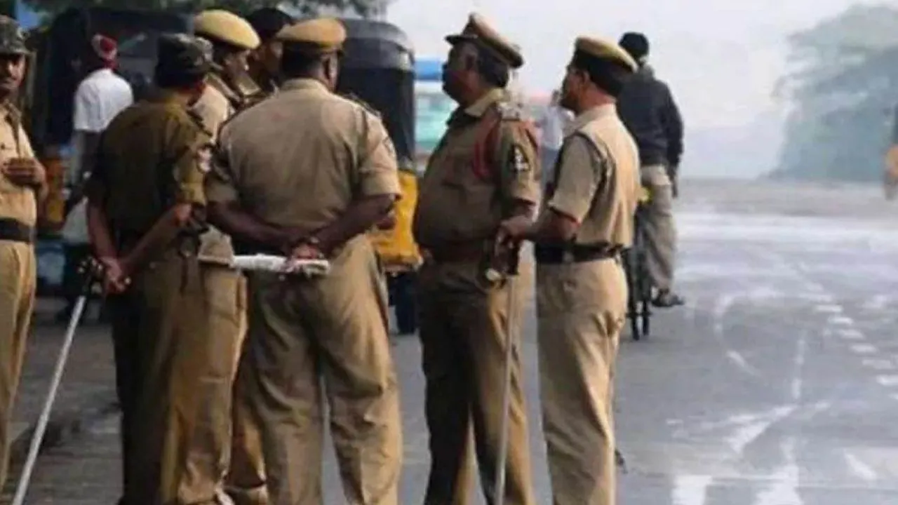 Kanpur News: भ्रामक खबरें फैलाईं तो होगी सख्त कार्रवाई; संवेदनशील और अतिसंवेदनशील क्षेत्रों में पुलिस ने किया मार्च