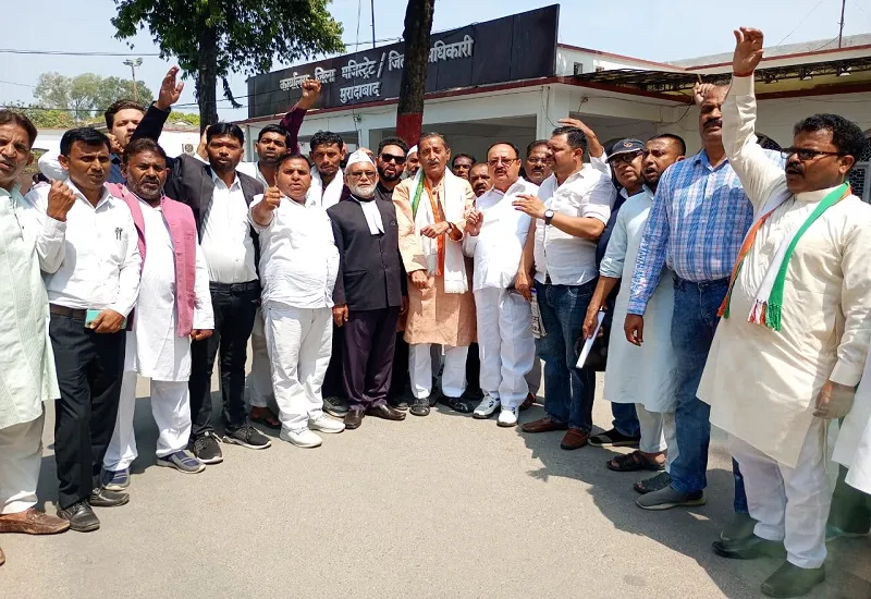 मुरादाबाद : कांग्रेस का बैंक खाता फ्रीज करने के विरोध में कलेक्ट्रेट पर किया प्रदर्शन, लोकतंत्र को खत्म करने का लगाया आरोप
