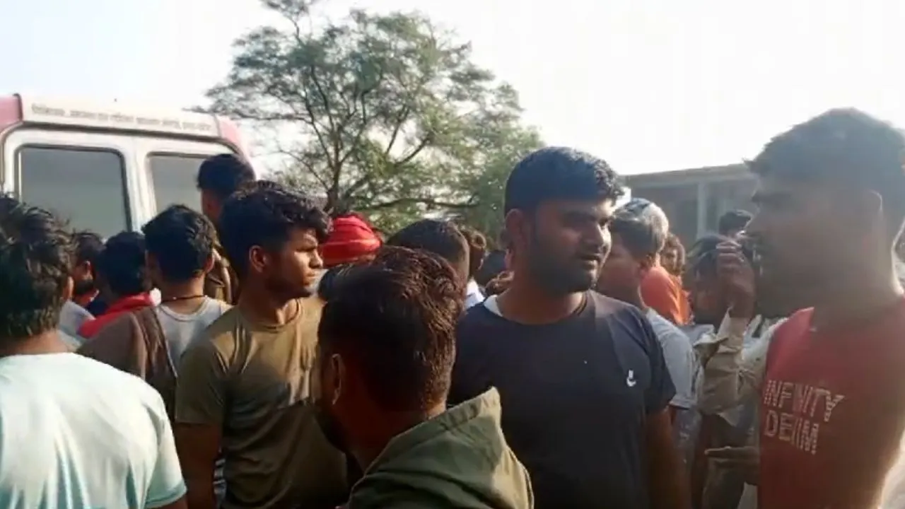 Fatehpur Accident: केमिकल लदा ट्रक अनियंत्रित होकर पलटा, खलासी की मौत...चालक की हालत गंभीर