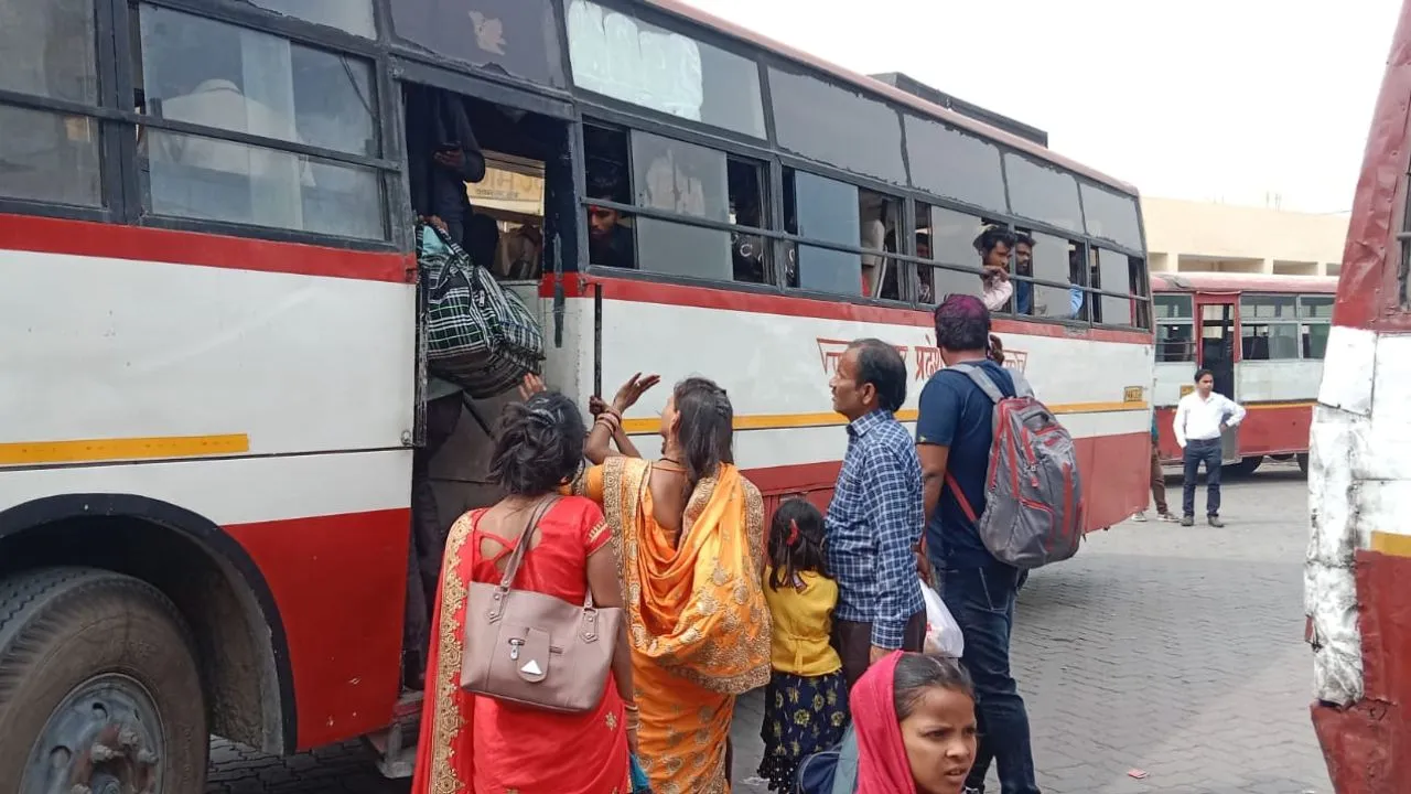 Fatehpur: रोडवेज बसों व ट्रेनों में यात्रियों की रही खचाखच भीड़; घर वापसी की जल्दबाजी में धक्का-मुक्की करते दिखे लोग