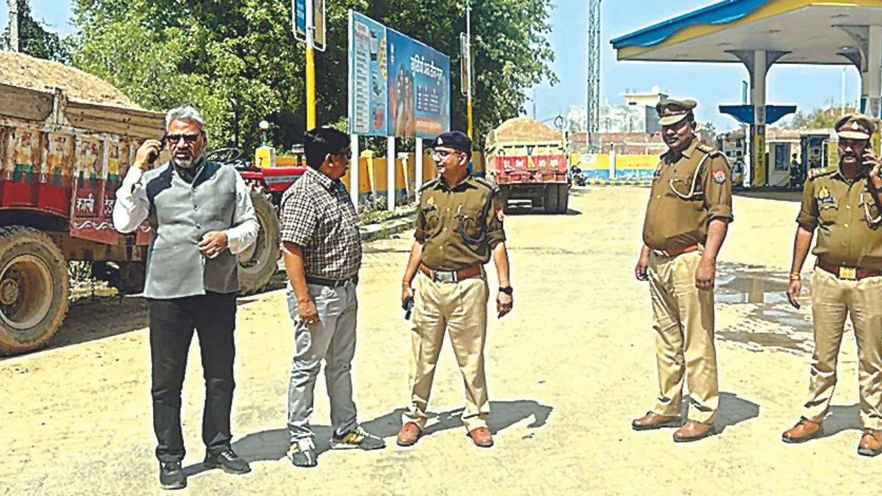 Fatehpur: ट्रैक्टर-ट्रॉली से मौरंग का खनन: एडीएम ने टीम के साथ की छापेमारी, चार ट्रैक्टर सीज, लगाया लाखों रुपये का जुर्माना