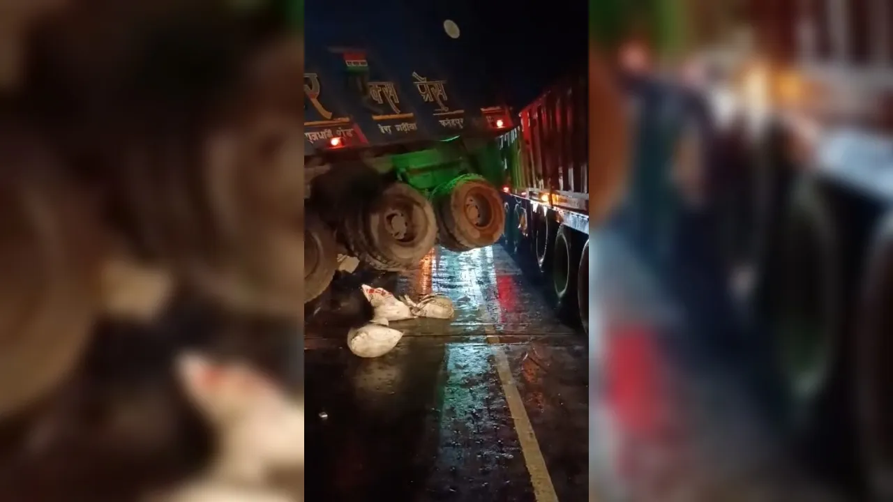 Fatehpur News: दो ट्रक आपस में टकराए...यमुना नदी की रेलिंग तोड़कर लटके, टला बड़ा हादसा