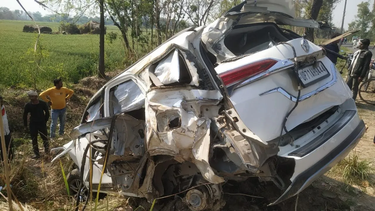 Fatehpur: पेड़ से टकराई कार...तीन की मौके पर मौत, दो गंभीर रूप से घायल, गोदभराई समारोह से लौटने के दौरान हादसा