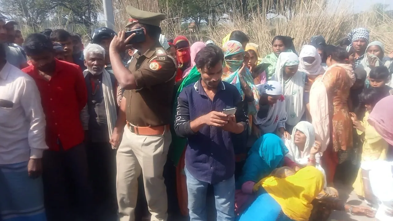 Fatehpur: युवक पर डंपर चढ़ने से दो टुकड़ों में बंटा शरीर; मौत, 70 मीटर तक स्कूटी को घसीटते ले गया डंपर