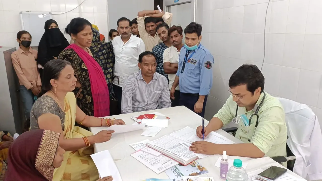 Farrukhabad: लोहिया अस्पताल में दिखने लगा मिलावटी चीजों से होली पर बने पकवान खाने का असर...मरीजों की बढ़ी संख्या