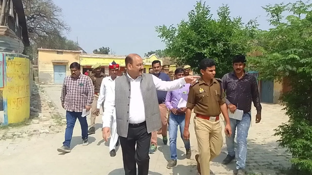 Farrukhabad News: डीएम-एसपी ने मतदान केंद्रों का किया निरीक्षण...खामियां मिलने पर एडीओ पंचायत को लगाई फटकार