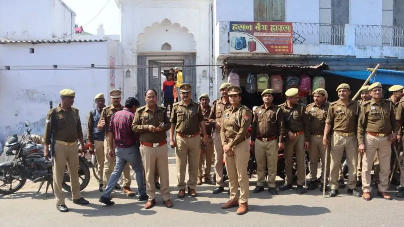 Farrukhabad: त्योहारों पर शांति व्यवस्था बनाए रखने के लिए पुलिस अलर्ट...जुमे की नमाज पर मस्जिदों के पास तैनात रही खाकी